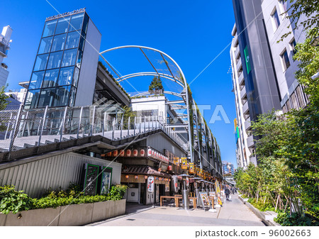 日本 10 月的東京城市景觀。一種新的突變菌株正在蔓延......在戶外幾乎沒有感染的風險......澀谷橫丁 = 26th 96002663