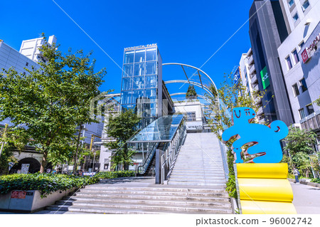Tokyo cityscape in Japan October. A new mutant strain creeping up ... There is almost no risk of infection outdoors ... Shibuya Park = 26th 96002742