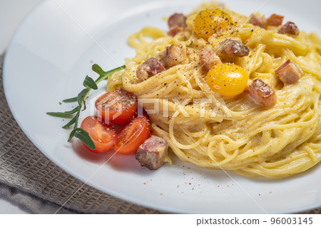 spaghetti carbonara, delicious western food, spaghetti with meat and partridge egg. 96003145
