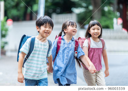 Elementary school students who go to school together. 96003339
