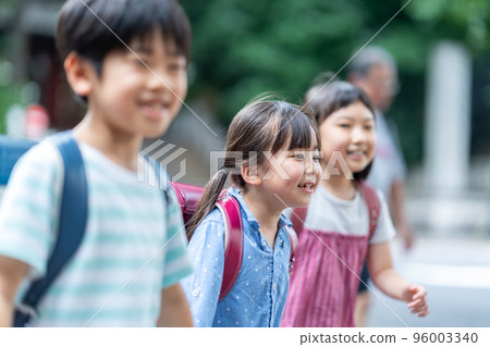 Elementary school students who go to school together. 96003340