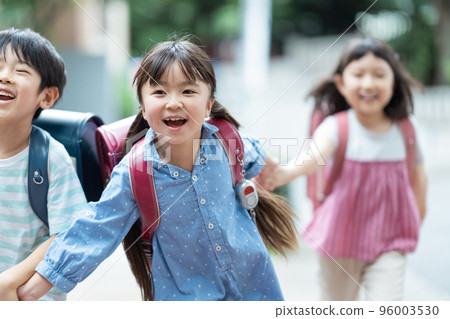 一起上學的小學生。 96003530