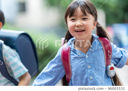 一起上學的小學生。 96003531