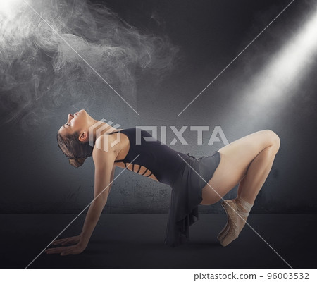 Neoclassical dancer 96003532