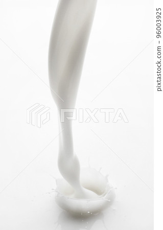 Pouring milk splash 96003925