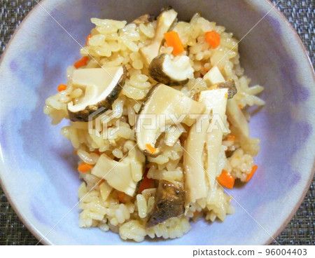 Rice cooked with matsutake mushrooms 96004403