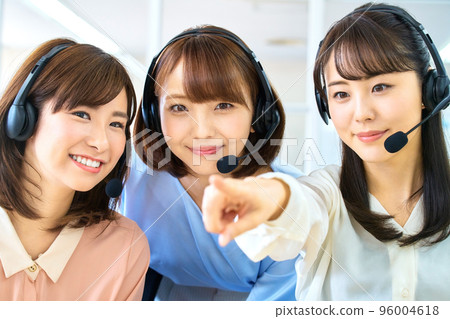 Young lady, operator, call center, staff Young lady, operator, call center, staff 96004618