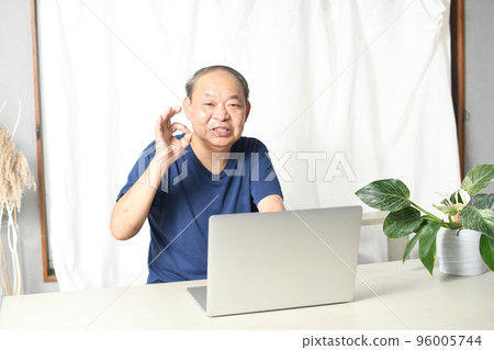 在電腦前擺好姿勢的老人 96005744