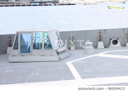 Destroyer helicopter landing and landing command post LSO helicopter control Destroyer helicopter landing and landing command post LSO helicopter control 96009423