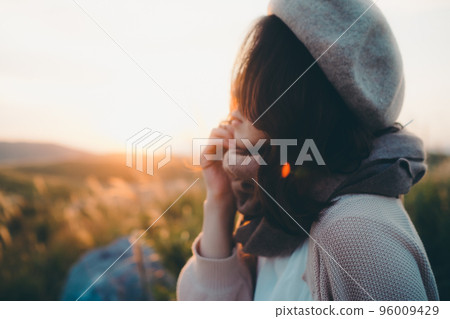 日落時站在大自然中的女人的照片 96009429