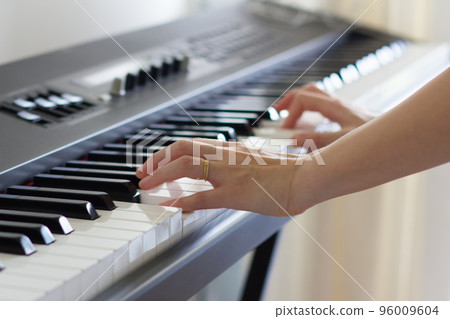 女人的手彈電子鋼琴 96009604