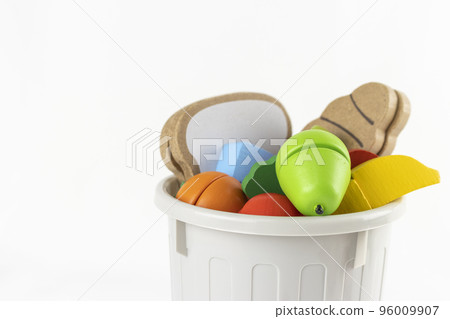 木製玩具食物和垃圾。食物損失的圖像 木製玩具食物和垃圾。食物損失的圖像 96009907