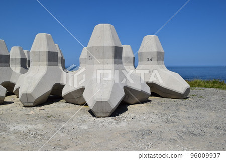 Coastal wave-dissipating block 96009937