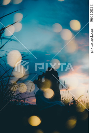 日落時站在大自然中的女人的剪影照片 96010038