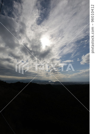 一朵大雲,向藍天蔓延 一朵大雲,向藍天蔓延 96010412