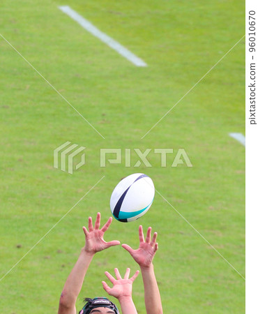 Catch the ball in the air with a rugby throw-in Catch the ball in the air with a rugby throw-in 96010670