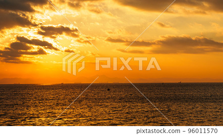 從海中升起的太陽（神奈川縣三浦市三浦海灘） 96011570