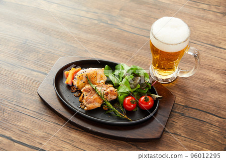 烤雞肉和啤酒大蒜烤雞肉雞肉牛排 96012295