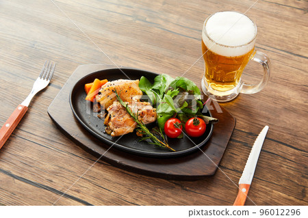 烤雞肉和啤酒大蒜烤雞肉雞肉牛排 烤雞肉和啤酒大蒜烤雞肉雞肉牛排 96012296