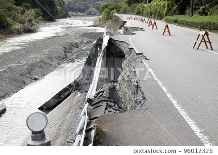 2020年第15號颱風破壞道路坍塌靜岡市衝津川 96012328