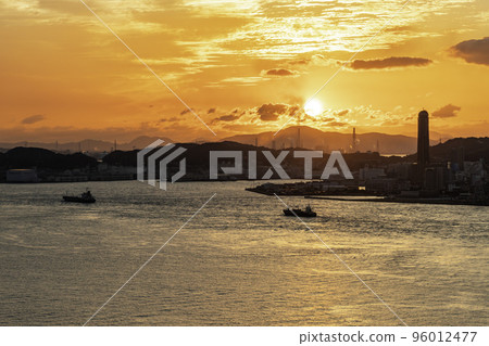 福岡縣北九州市關門海峽和下關的落日 96012477