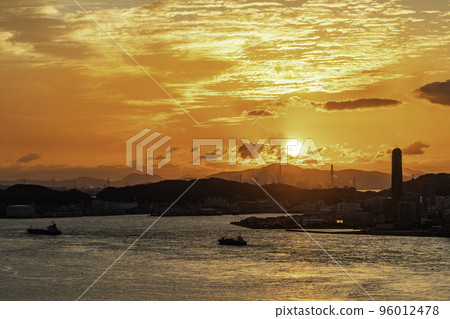 福岡縣北九州市關門海峽和下關的落日 福岡縣北九州市關門海峽和下關的落日 96012478