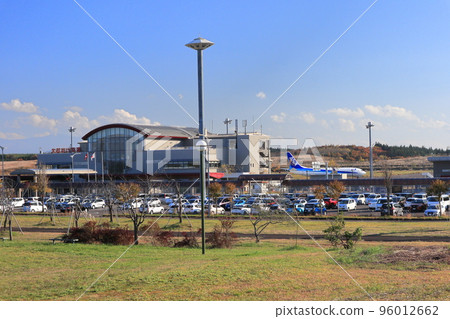 大館能代機場航站樓和噴氣式飛機起飛 96012662