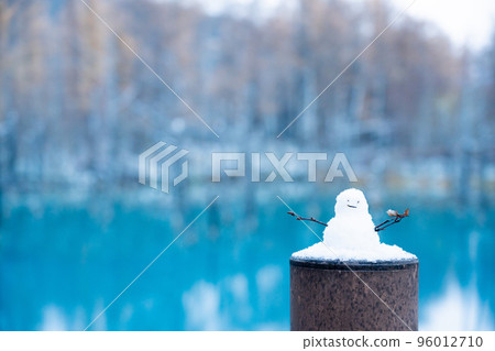 The arrival of winter in Hokkaido: Biei's blue pond and snowman The arrival of winter in Hokkaido: Biei's blue pond and snowman 96012710