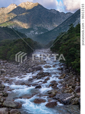The bitterly cold Miyanoura River and Mt. Momiji, Yakushima in the Offshore Alps The bitterly cold Miyanoura River and Mt. Momiji, Yakushima in the Offshore Alps 96013193