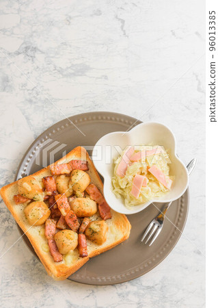 bacon and potato toast 96013385
