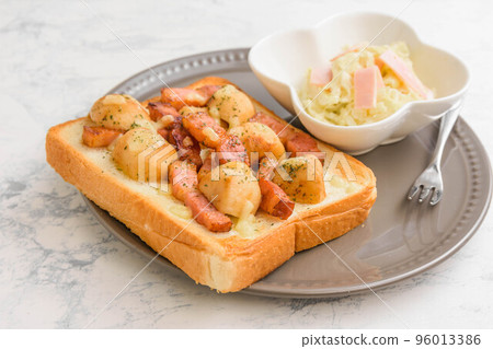 bacon and potato toast 96013386