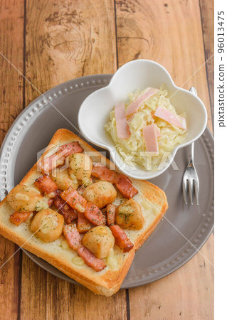 bacon and potato toast 96013475