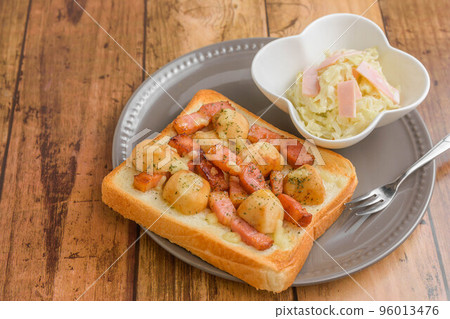 bacon and potato toast 96013476