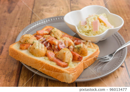 bacon and potato toast 96013477