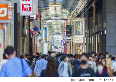 Osaka Minami Shinsaibashi-suji Shopping Street overflowing with people 96013763