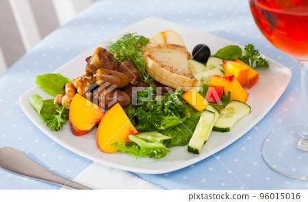 Salad with roasted chicken hearts Salad with roasted chicken hearts 96015016