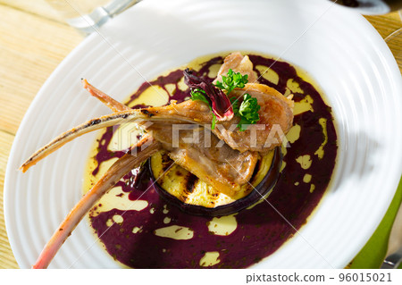 Lamb ribs with aubergine and wine sauce 96015021