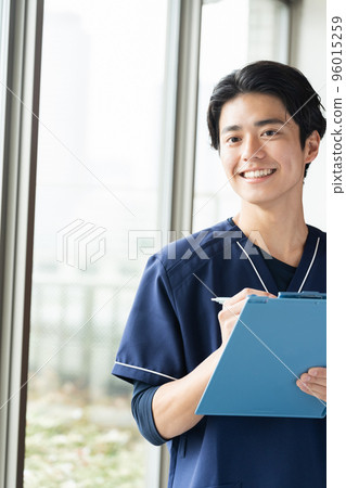 Male medical worker giving counseling Male medical worker giving counseling 96015259