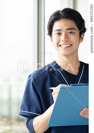 提供諮詢的男性醫務人員 96015260