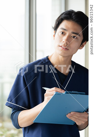 提供諮詢的男性醫務人員 96015342