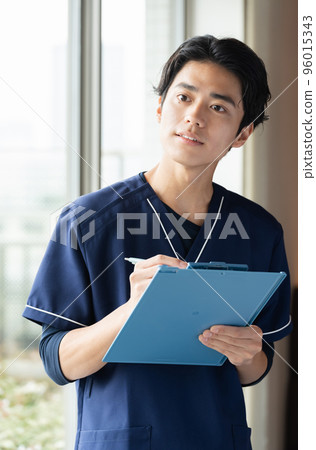 Male medical worker giving counseling 96015343