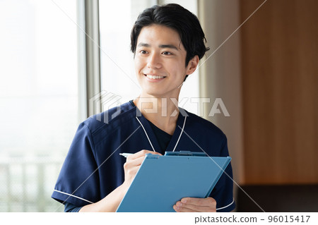 提供諮詢的男性醫務人員 96015417