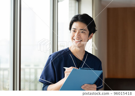 Male medical worker giving counseling 96015418