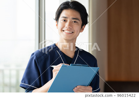 Male medical worker giving counseling 96015422