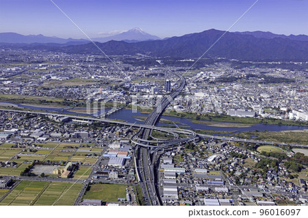 東名海老名 JCT 和富士山，高速公路，2022 年攝影，航拍 96016097
