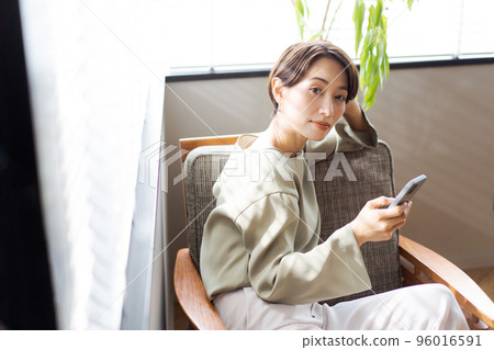 有智慧型手機的女人 96016591