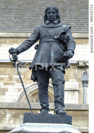 Oliver Cromwell statue at London, United Kingdom. 96016723
