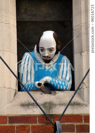 William Shakespeare statue looking out into the street. London, UK. 96016725