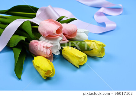 藍色背景上的鬱金香和緞帶 96017102