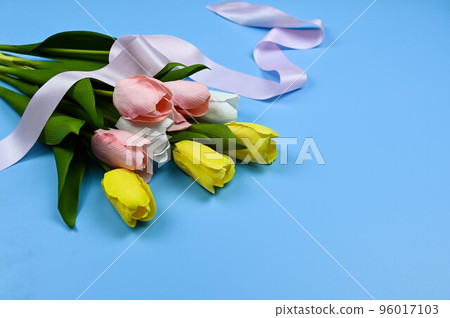 藍色背景上的鬱金香和緞帶 96017103